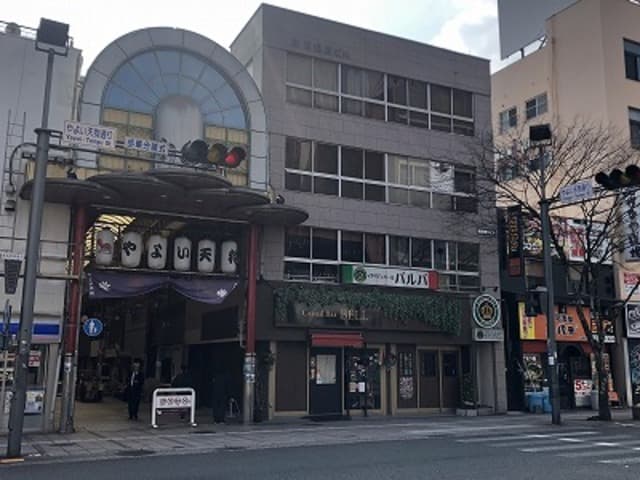 駅前通りビルの外観写真