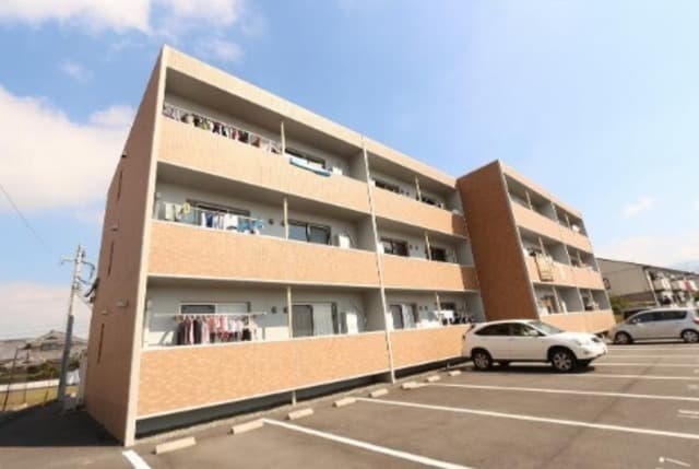 スリーゼ中戸次の外観写真